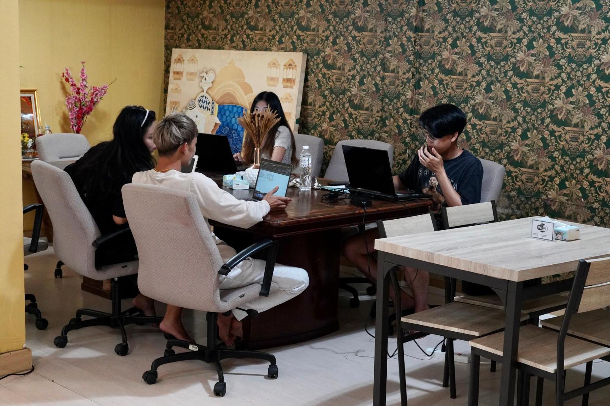 Sura Hostel Bangkok Near Mrt Phra Ram 9 エクステリア 写真